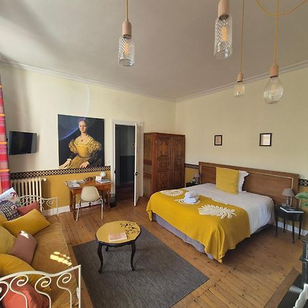 H De Surgeres Bed and Breakfast Exteriör bild