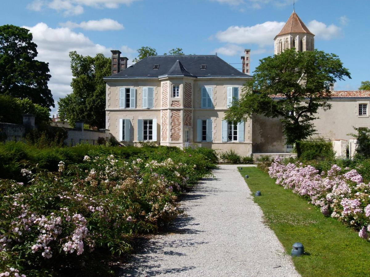 H De Surgeres Bed and Breakfast Exteriör bild