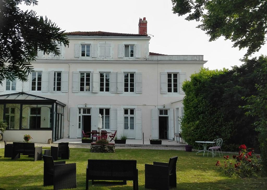 H De Surgeres Bed and Breakfast Exteriör bild