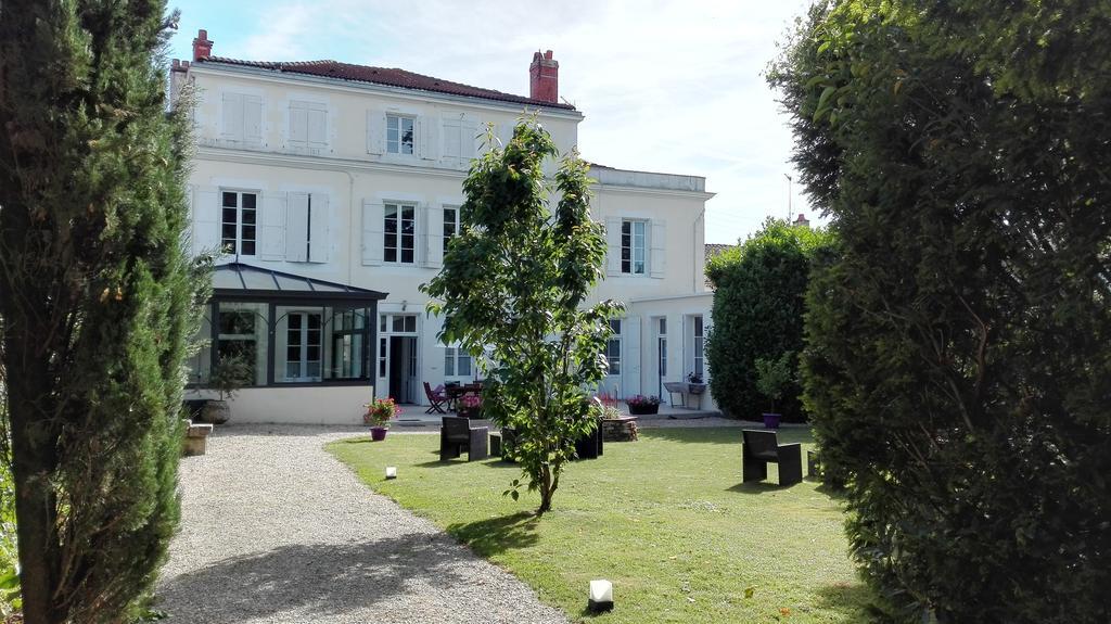 H De Surgeres Bed and Breakfast Exteriör bild