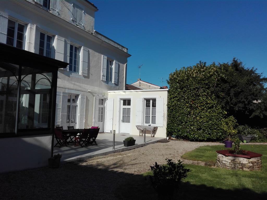 H De Surgeres Bed and Breakfast Exteriör bild